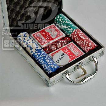 Покер с фишками в кейсе